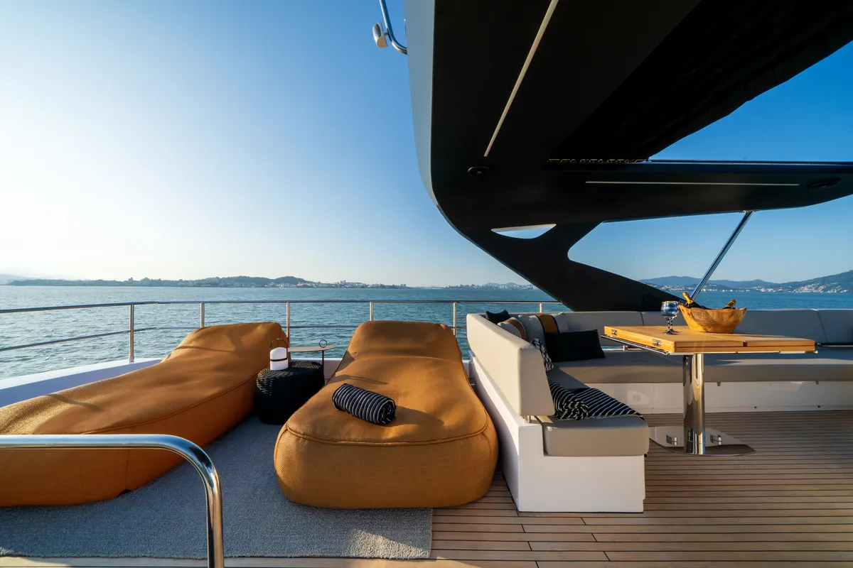Intermarine 80 — Flybridge