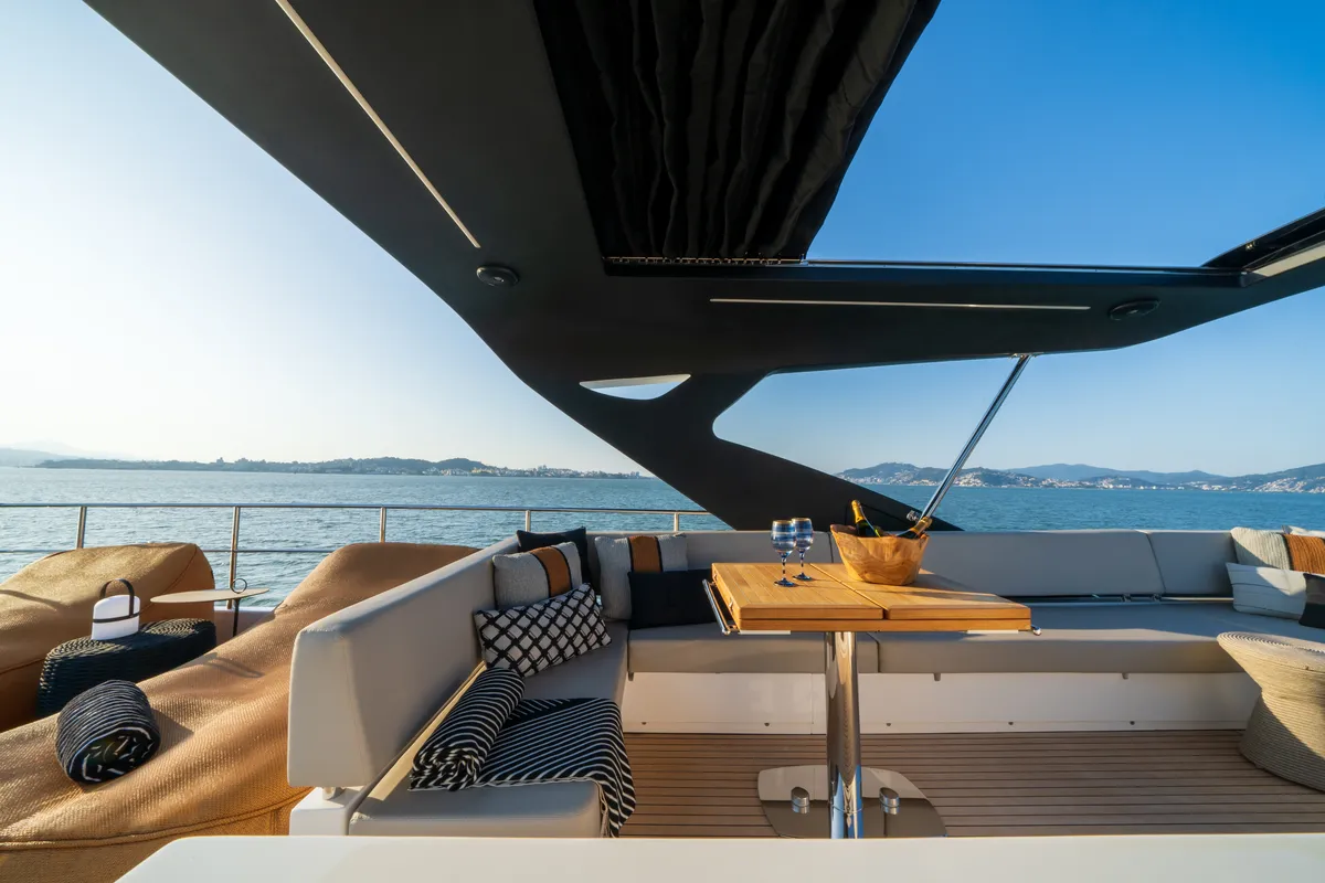 Intermarine 80 — Flybridge