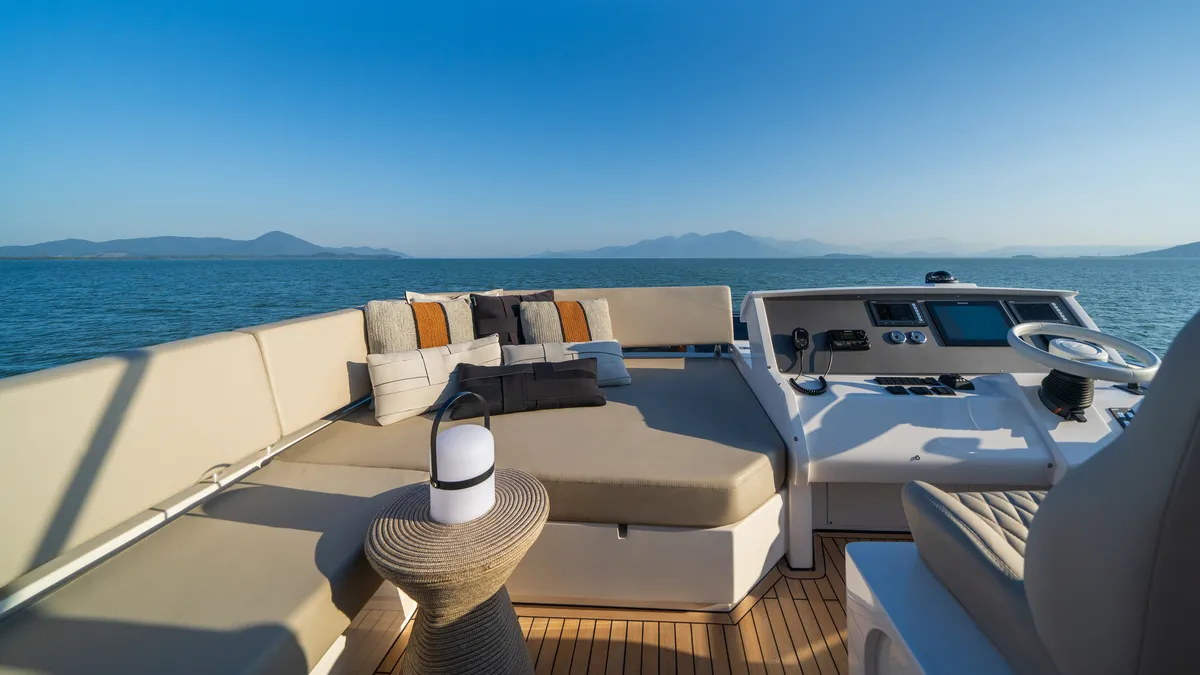 Intermarine 80 — Flybridge