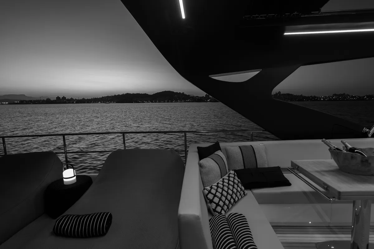 Intermarine 80 — Flybridge