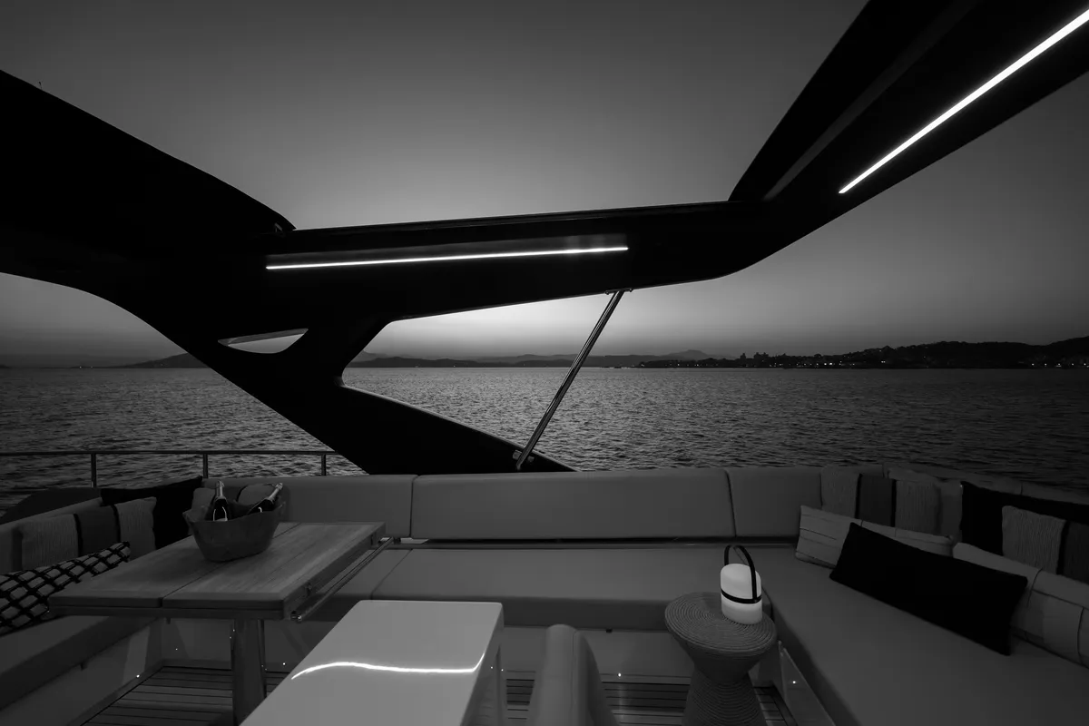 Intermarine 80 — Flybridge