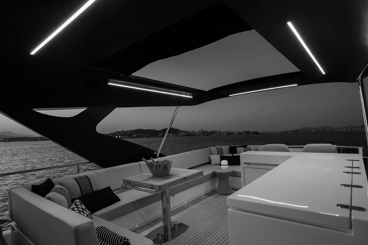 Intermarine 80 — Flybridge
