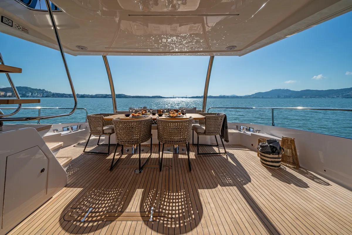 Intermarine 80 — Popa e proa