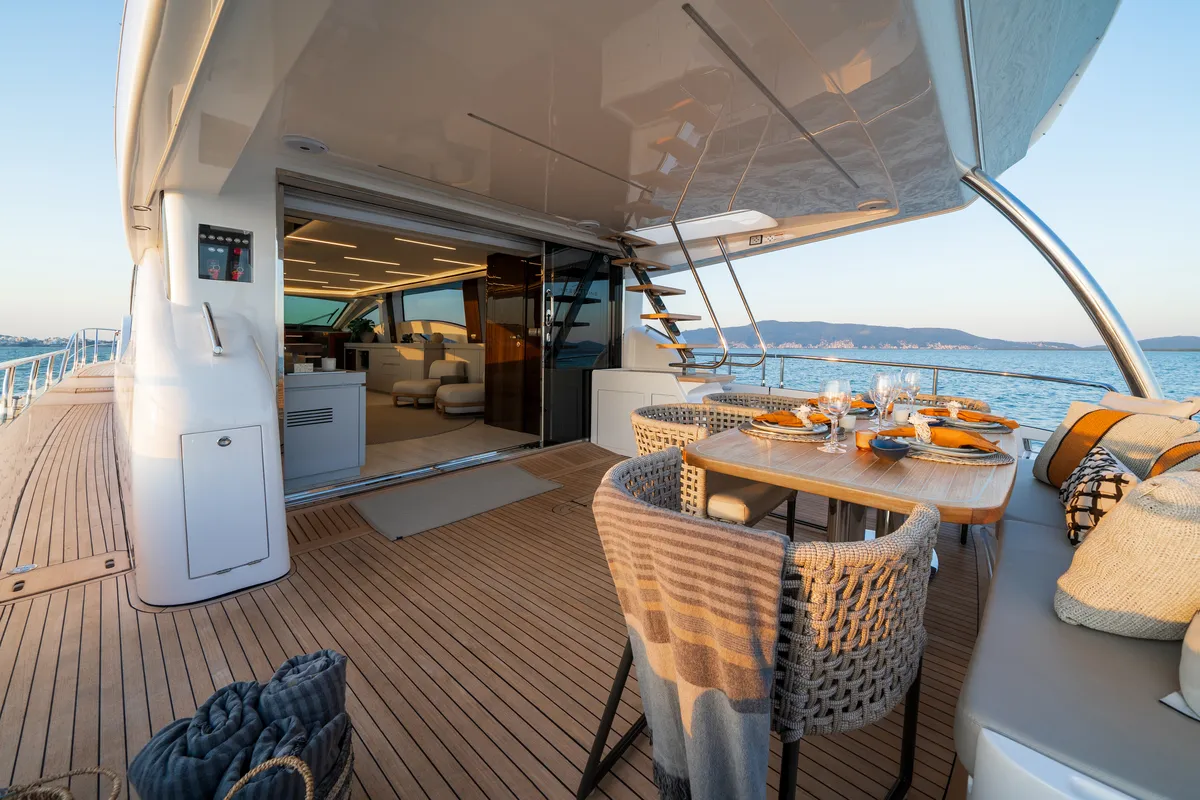 Intermarine 80 — Popa e proa
