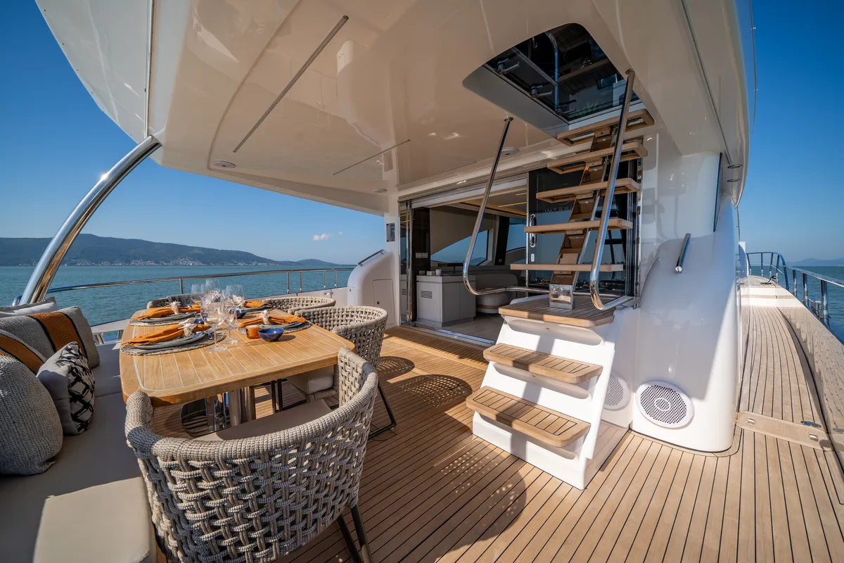 Intermarine 80 — Popa e proa