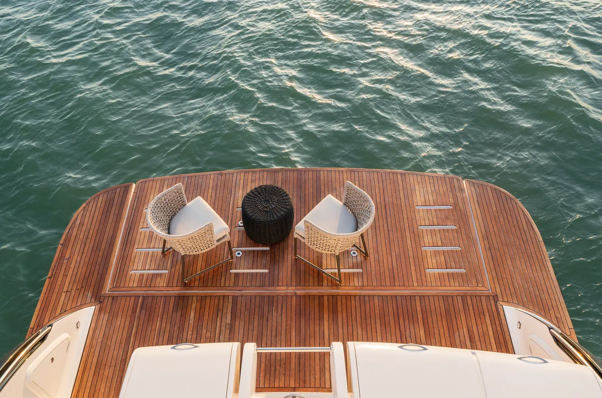 Intermarine 80 — Popa e proa