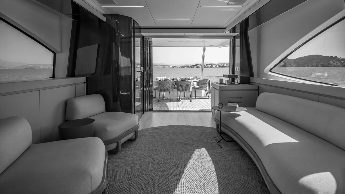 Intermarine 80 — Salão