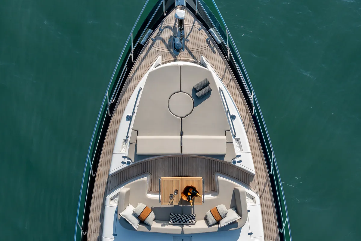 Intermarine 80 — Popa e proa