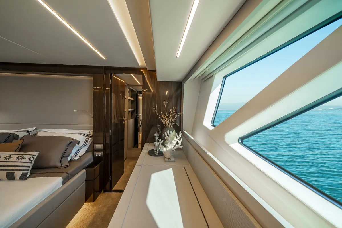 Intermarine 80 — Suítes