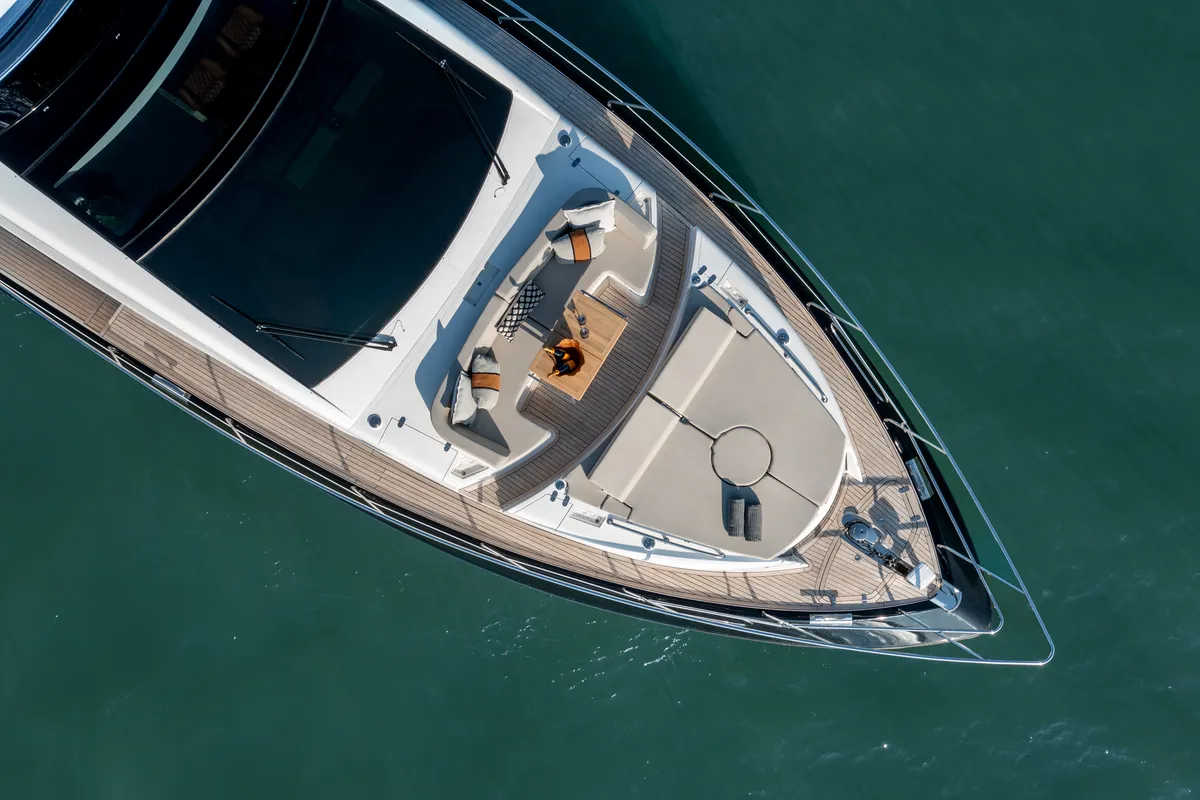 Intermarine 80 — Popa e proa
