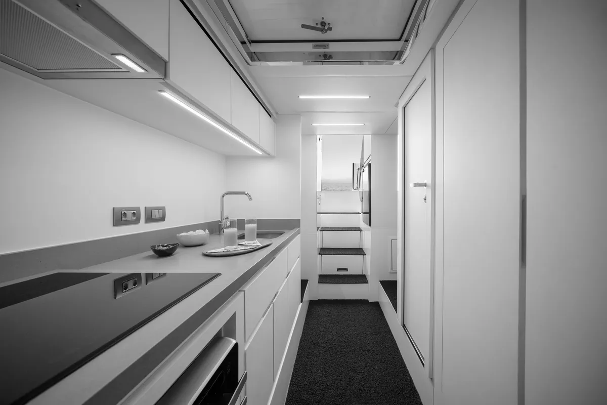 Intermarine 80 — Salão
